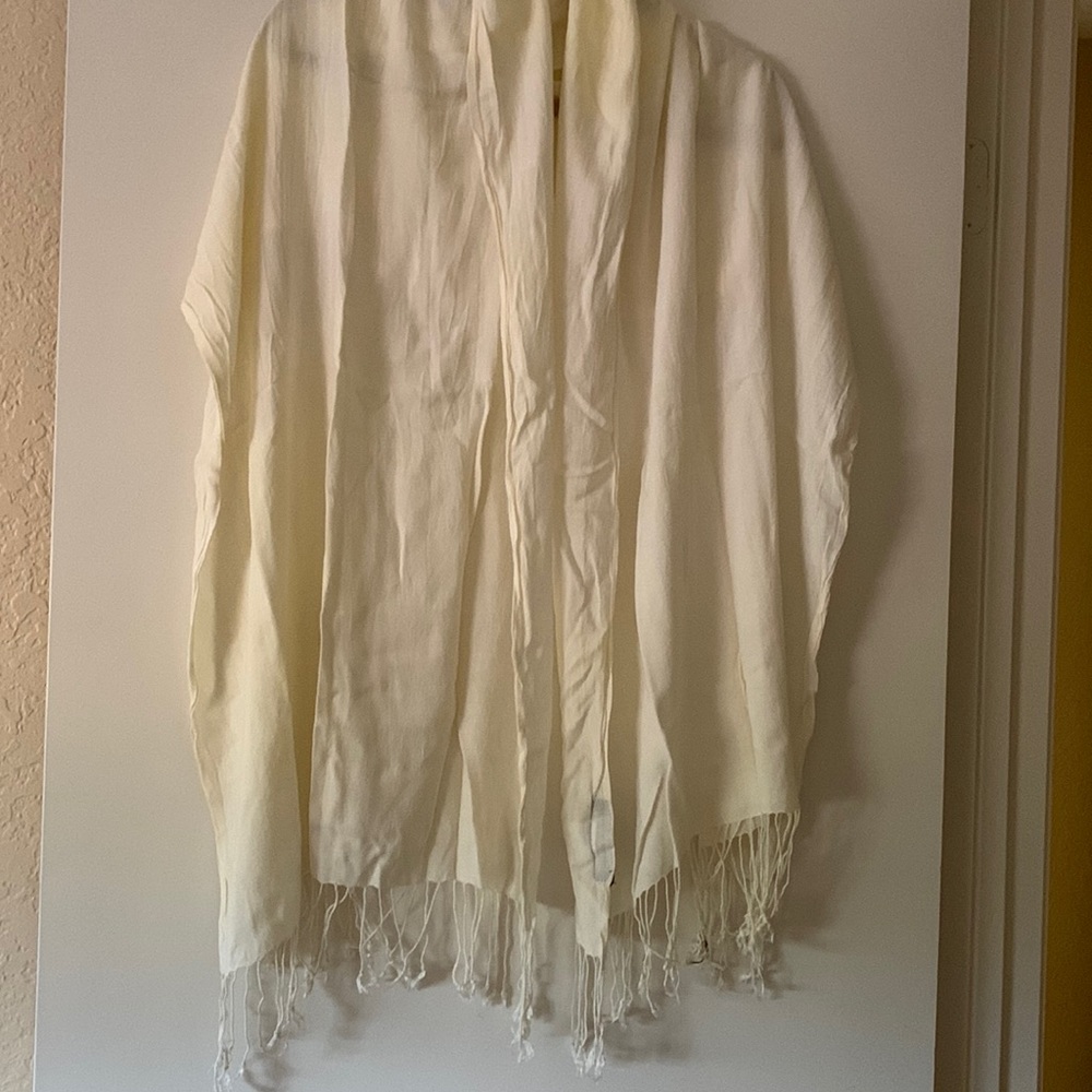 Pashmina-Style shall. Lakhay’s Collection. 100% Viscose. Made in India.